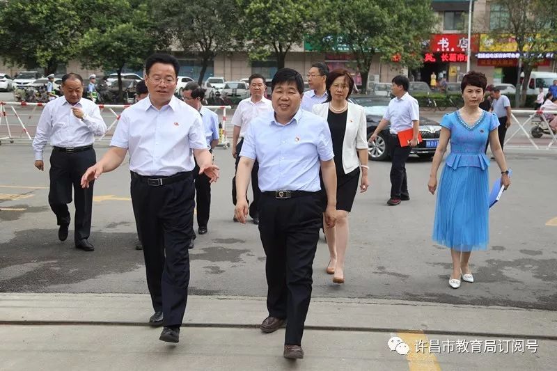 【慰问】长葛市委书记尹俊营六一节前夕看望慰问少年