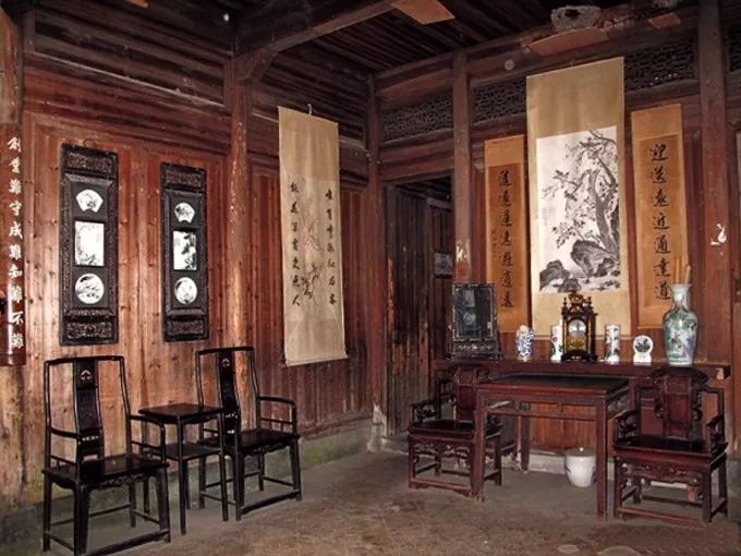 悬挂字画是有讲究的,我国古代就有"坐卧高堂,究尽泉壑"之说.