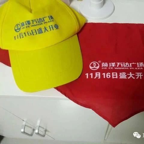 小学生小黄帽和红领巾上竟印“万达”广告!