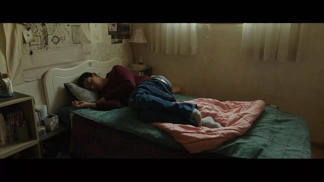 如果从村上文本的角度,当李沧东遭遇村上春树的时候,他电影中的现实性厚度的确被打了折扣。我承认,《燃烧》不能与《诗》、《密阳》相媲美。影片中年轻一代阶级差异,如破旧的皮卡与光亮的保时捷,太直白和明显。 但我觉得,这一次,李沧东想表达的核心并不在现实性上。 如果从真实与幻想、存在与不存在、同时存在的角度上理解这部电影,一切豁然开朗。 《燃烧》的文本中大量的细节涉及同时存在。 比如海美吃不存在的橘子;海美家附近是否存在枯井;钟秀总是接到神秘电话,对方却不说话;钟秀在海美家自慰,海美在与不在;海美去非洲