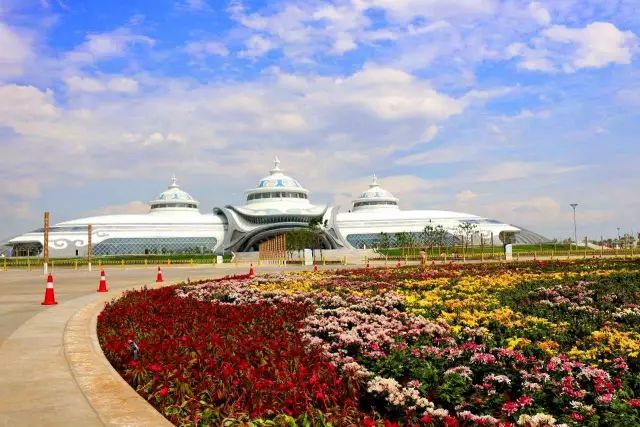 新闻 旅游 > 正文  呼和塔拉草原位于呼和浩特市保合少镇野马图村,是