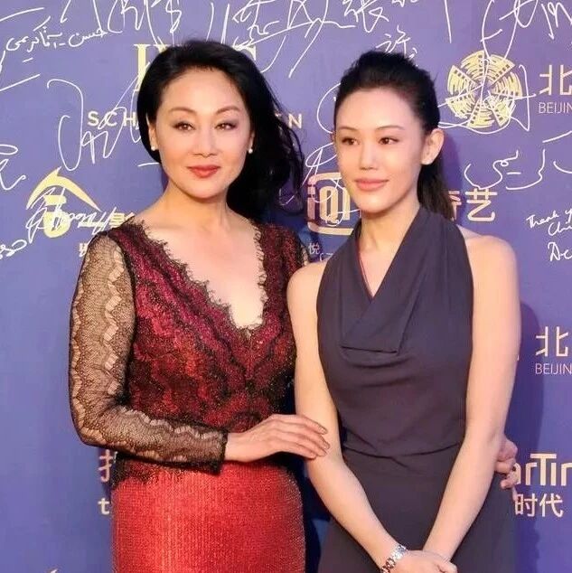 王姬与女儿的合影宛如一对姐妹花