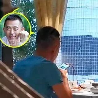 侯勇和小20岁三婚娇妻吃饭,网友的注意力都在她的肚子上