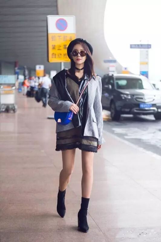 海陆少女打扮现身机场,网友:胯宽腿细大变样,于小彤受得了吗?