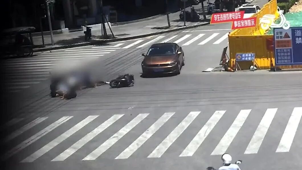 【交通事故案例警示】学生骑行电动车不是“闹着玩”-2