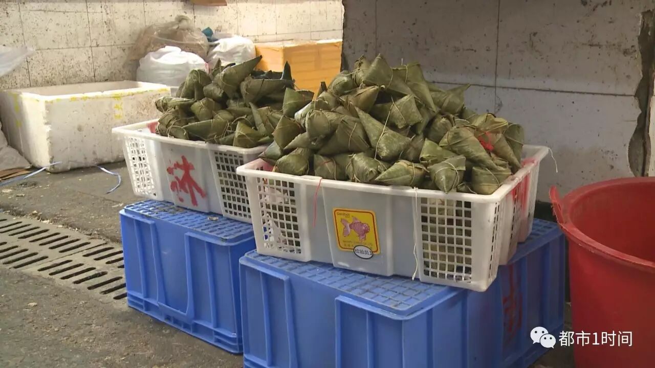记者随后也在现场购买了一些粽子，经过观察，这些粽子并不新鲜，其价格和市场内现场制作的粽子相比，竟然快便宜了将近一半。