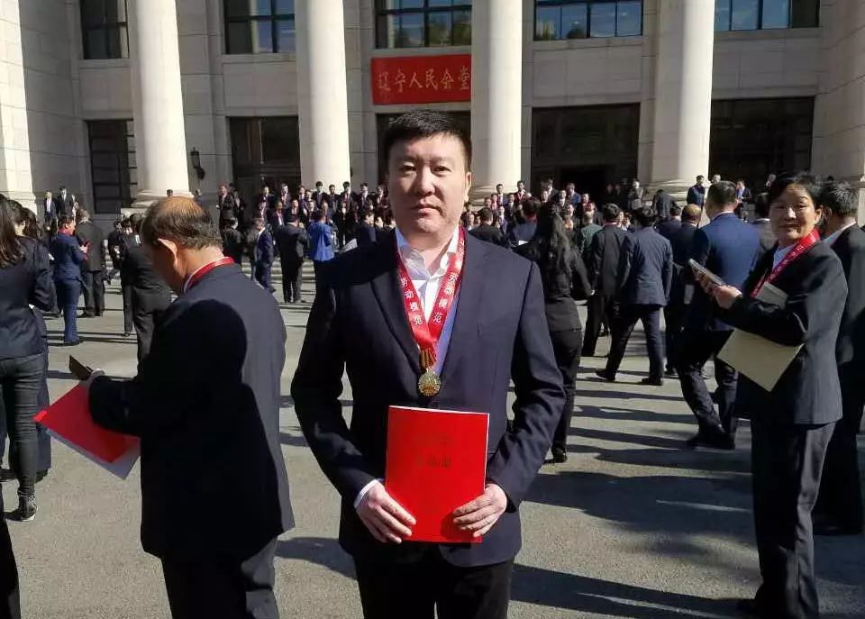 葫芦岛市人民政府市长王立威在辽宁人民会堂2017年辽宁省劳动模范