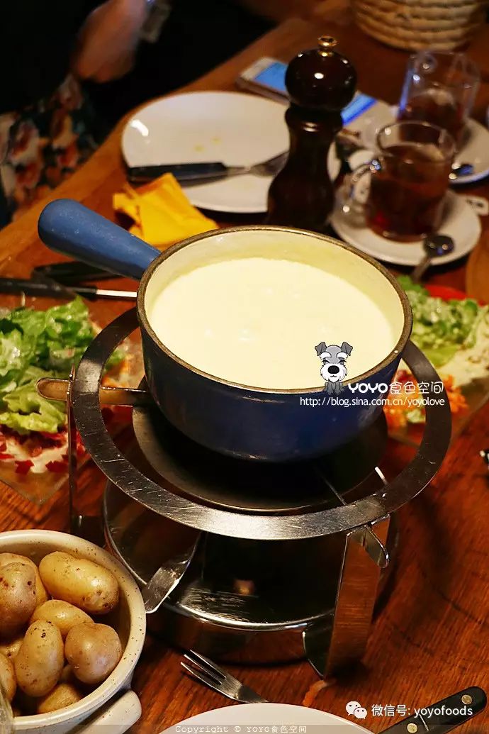 用gruyere,emmenta几种芝士混合白葡萄酒的芝士火锅fondue,端上来.