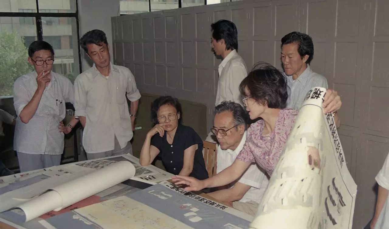 方咸孚,王玉生,聂兰生,张颀,张文忠,张敕,魏挹澧老师(从左至右)正在