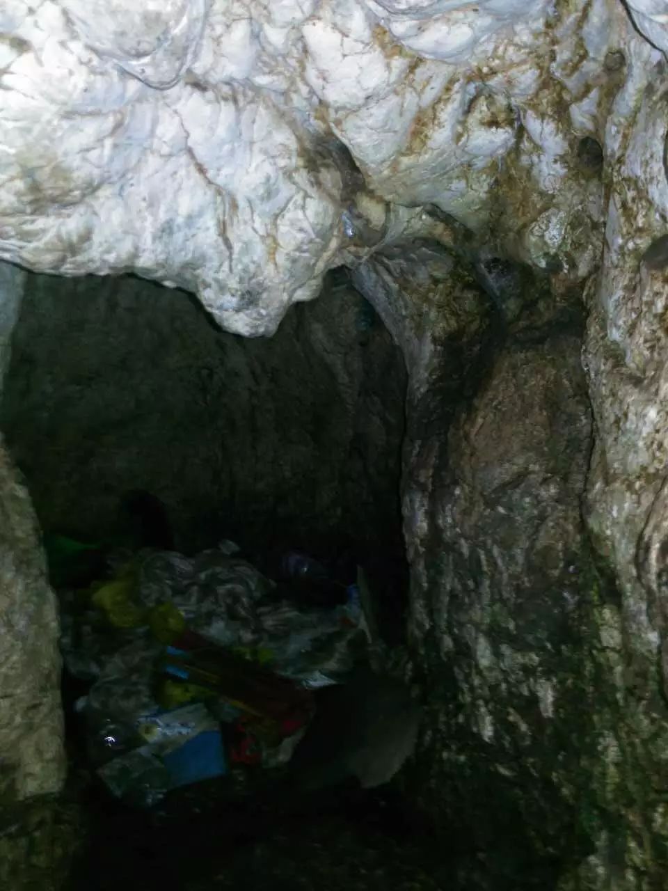 接着是莲师闭关的山洞,洞里分上下两条路,刚爬进去没多久,就崴脚了!