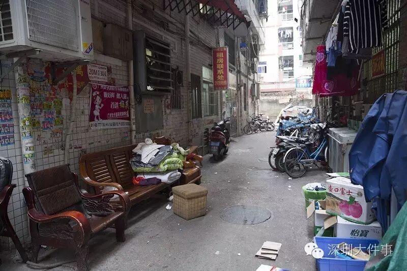 22岁女孩未婚怀孕临盆在即 露宿街头垃圾桶里觅食
