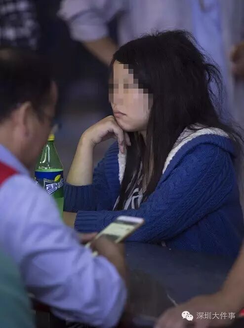 22岁女孩未婚怀孕临盆在即 露宿街头垃圾桶里觅食