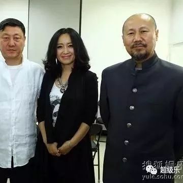 斯琴格日乐和腾格尔一起穿卡通服装演唱