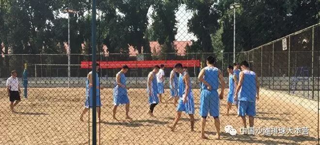 前有铁血教头邓华德带大郅海南打沙排，后有新任主帅杜锋带领新男篮沙排场训练。