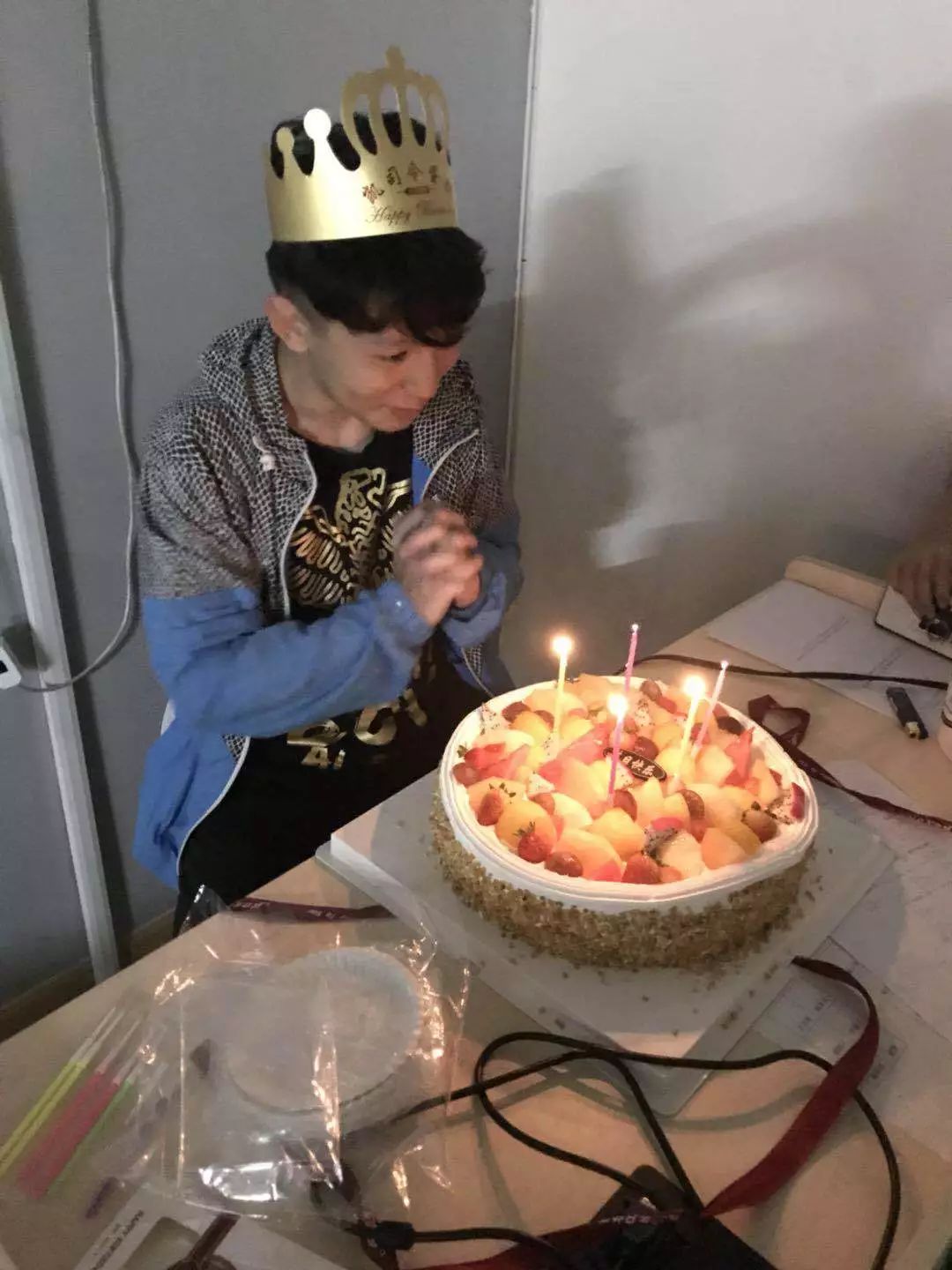 另一名过生日的小寿星插上了蜡烛准备许愿