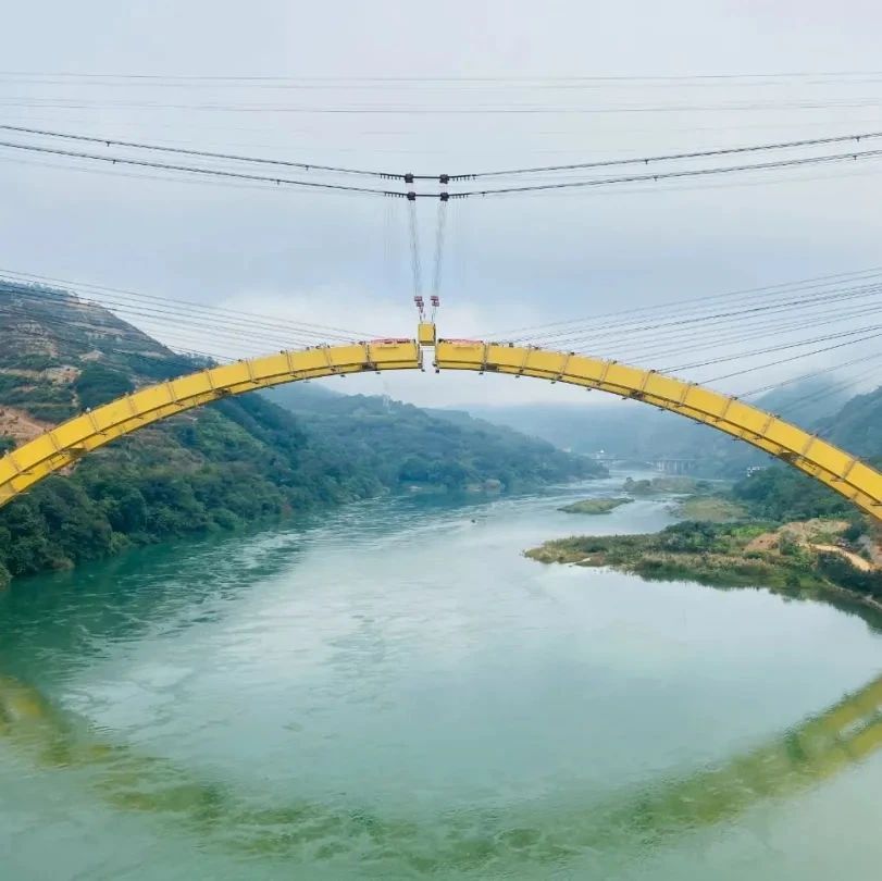 【钢结构·桥梁】300米大桥跨径建设创纪录！中国第一大跨径的上承式钢箱拱桥合龙