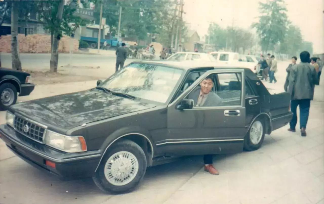 1992年,魏建军在车间里向领导介绍新款改装车