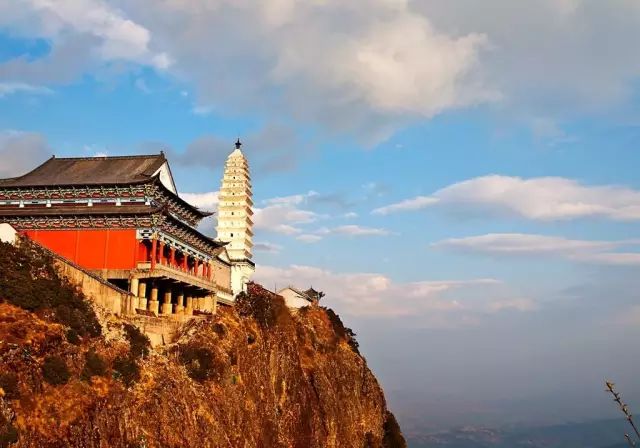 金顶寺位于鸡足山主峰天柱峰极顶,海拔3240米,东距祝圣寺55公里.