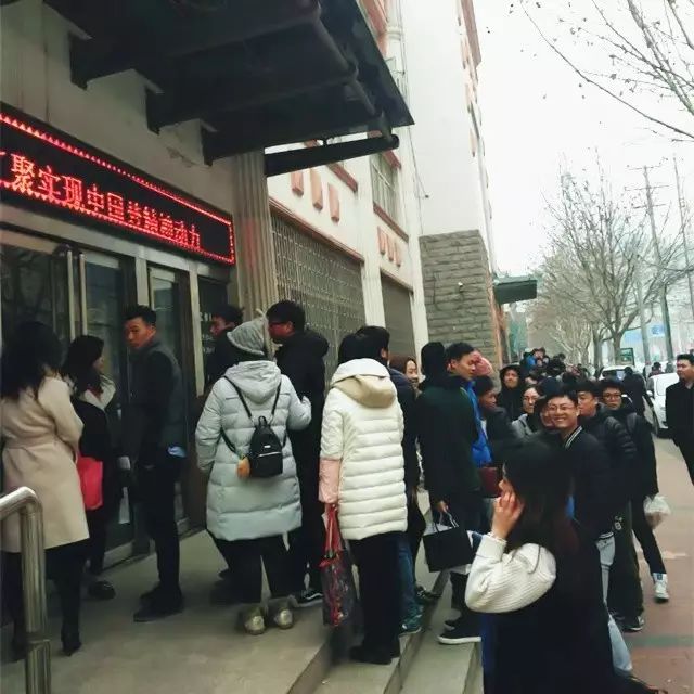 这是今天郑州民政局门口景象,有人凌晨3点就来排队啦