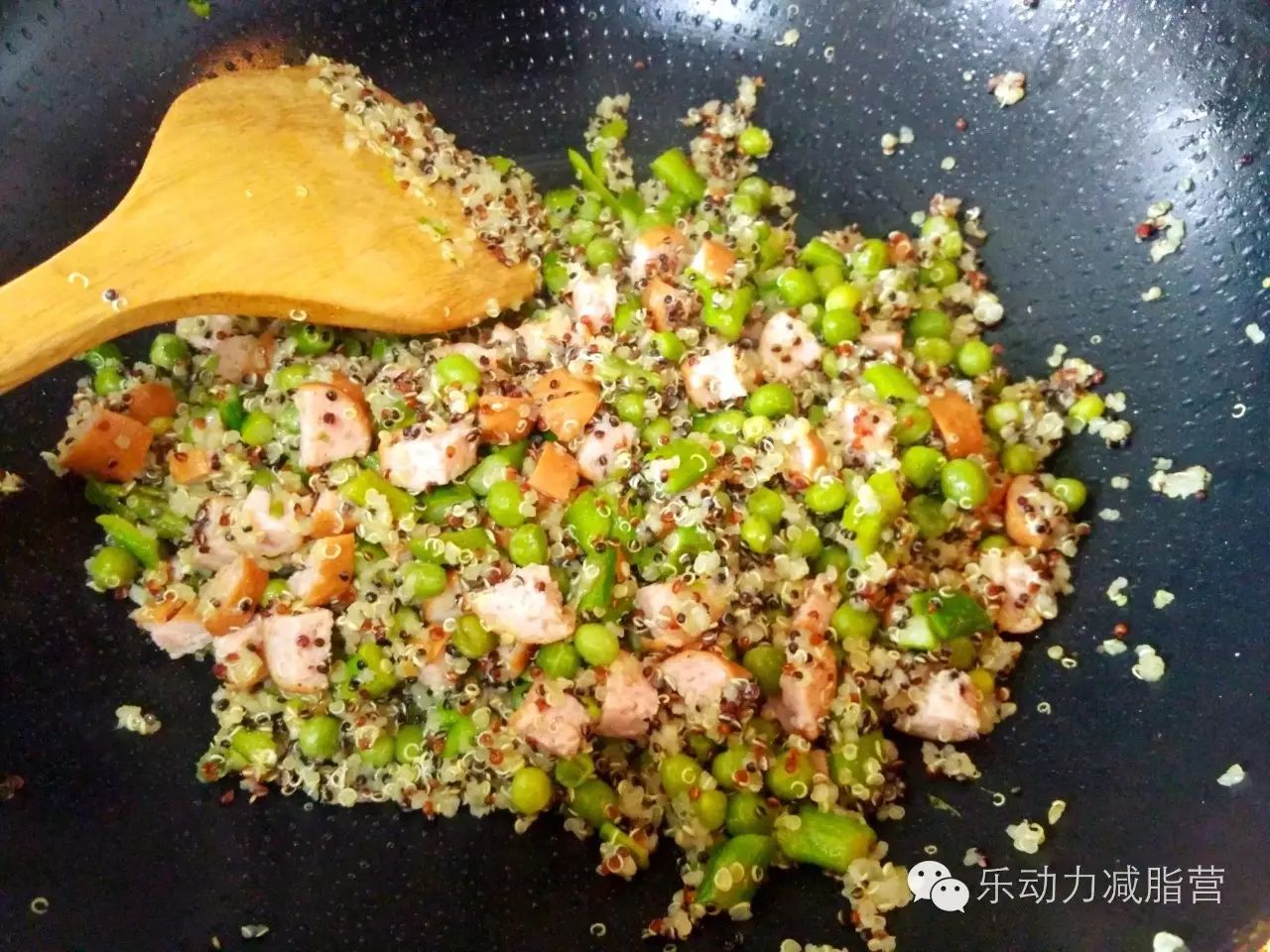 step5 | 彩椒去顶,放入炒好的藜麦炒饭.