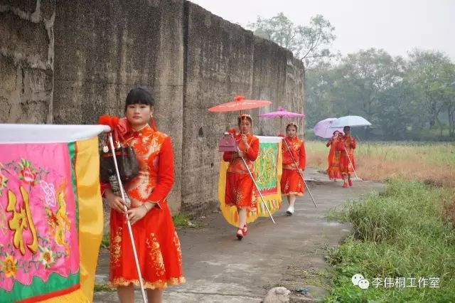 潮阳某地冬至"祭社",扛旗美女如云.