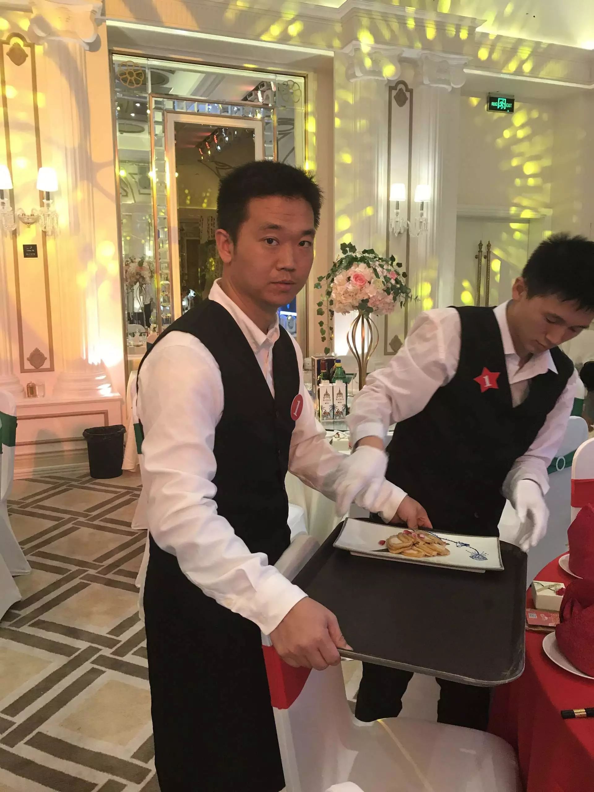 人力成本增加的大背景下,饭店宾馆使用小时工,钟点工之类的兼职服务员