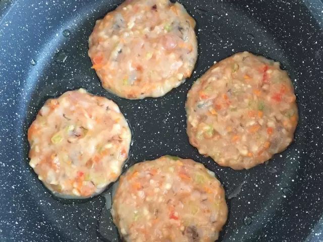 鲜虾蔬菜肉饼鲜味十足的小饼