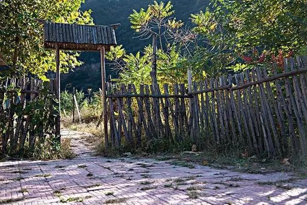 一村人家,几缕炊烟, 记忆中的童年时光, 是被篱笆小院围起来的日子
