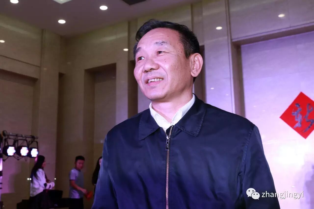 副主席,书记处第一书记李玉赋同志为获得全国五好家庭的牛建国同志