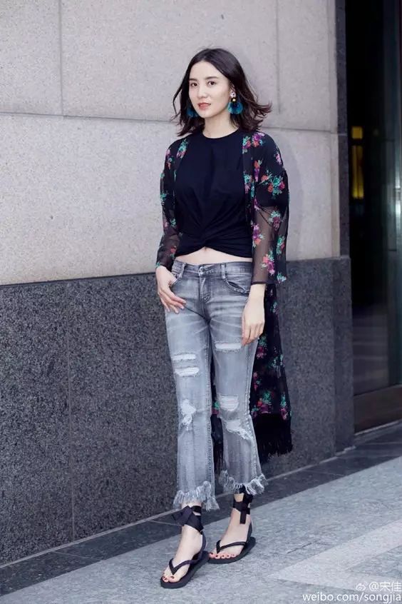 号称最会穿衣服的小宋佳,选的则是流苏款,极具设计感