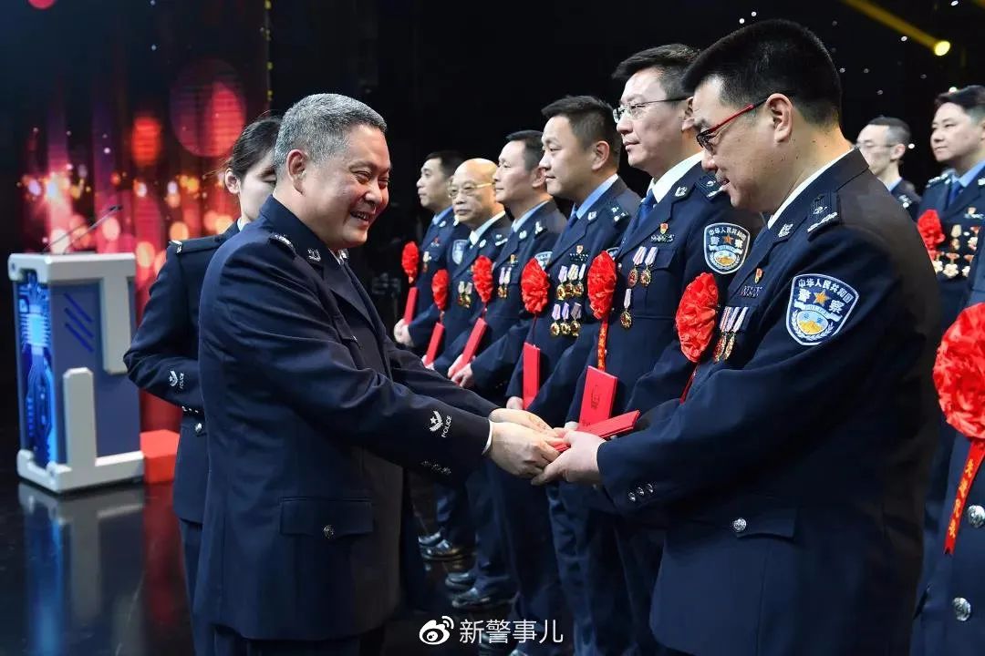 生命的最后时刻这位刑侦副总队长手中仍紧攥着扫黑案卷