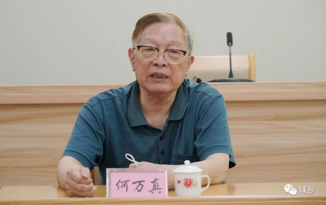 何万真主席在听取各县(市,区)老体协工作的汇报和交流后,对过去一年来