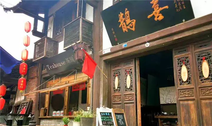 穿越千年,你依然是唯一 青木川喜鹊美宿位于青木川古镇回龙场老街81号