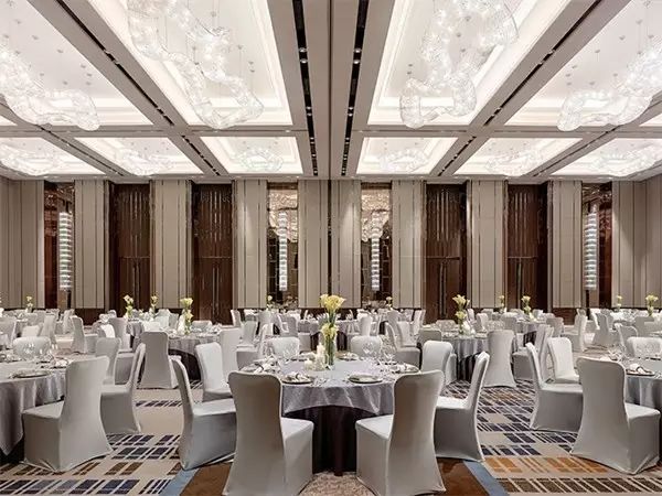 这里有高端的场地 挑高8米的朗豪宴会厅采用无柱式设计 最多筵开45桌