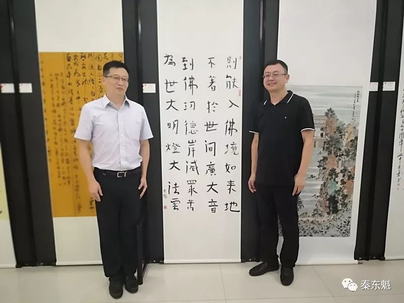 秦东魁老师和刘文胜副部长在作品前合影