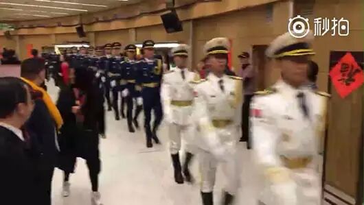 外国男记者偶遇中国三军仪仗队 激动的结巴了