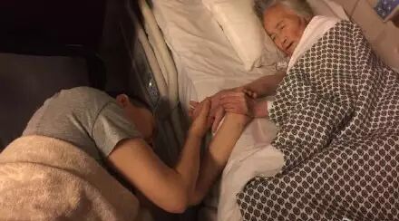 宋丹丹发了一组照片,戳中无数人泪点!&ldquo;有一天你也要这样拉着我呢⋯⋯&rdquo;