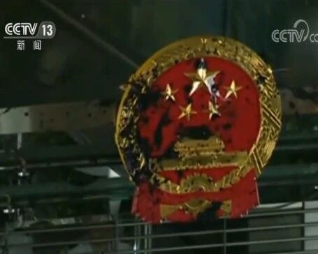 香港示威者冲击中联办大楼涂污国徽，各方谴责！-1