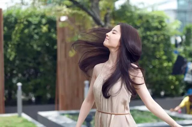 明星保养秘籍大揭秘!看李若彤、刘亦菲、范文芳保养妙方!