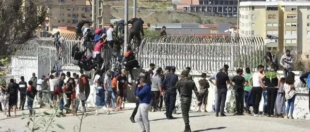 摩洛哥8000移民偷渡西班牙，规模之大依然令人震惊！