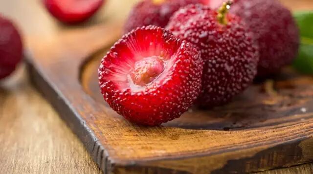 周杰伦吃了都忍不住竖起大拇指的东魁杨梅,大如鸡蛋,味美多汁,日销9000多斤!