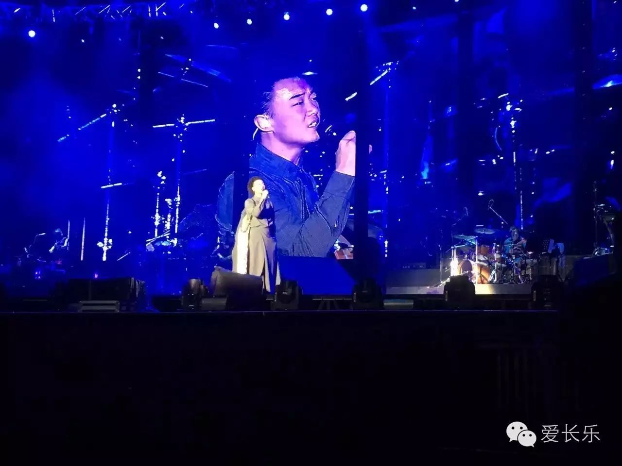小编带你去看陈奕迅演唱会现场情况(附精彩视频)