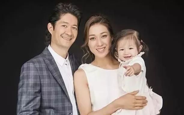 钟嘉欣3年生2胎,称自己是女超人,一边煮饭一边安抚儿子