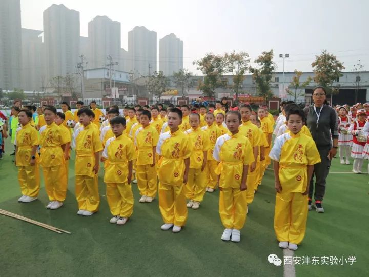 西安沣东实验小学武术社团在区校园足球联赛开幕式上的精彩表演