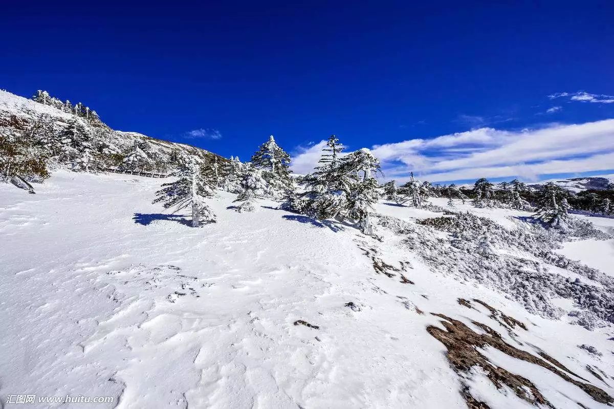 7公里的禄劝县乌蒙乡 就有大名鼎鼎的禄劝轿子雪山 对,是雪山 该山系