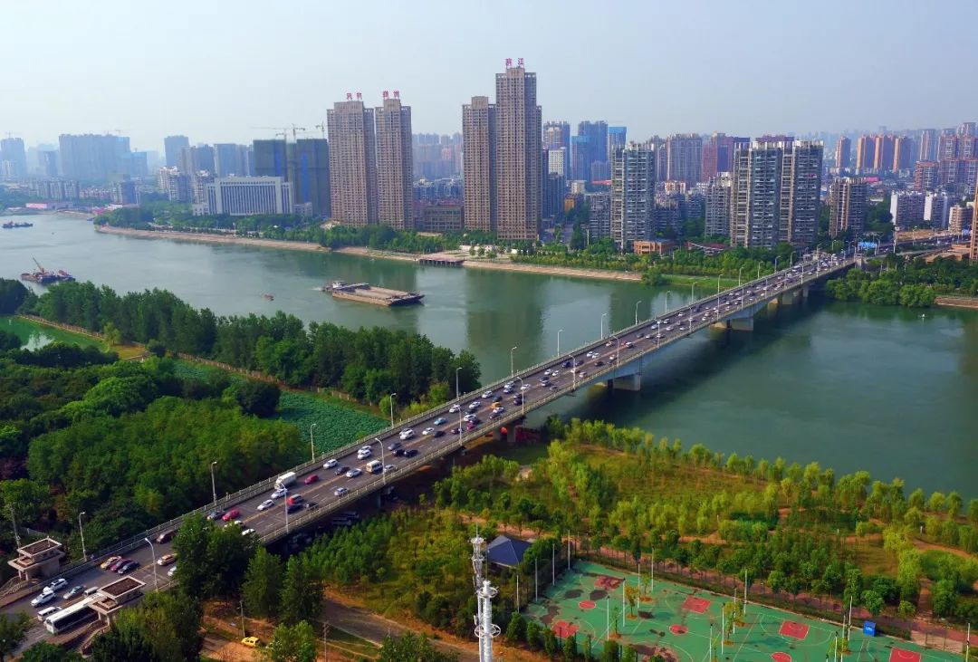 知音桥1978年4月建成,是武汉汉江上的第二座城市公路桥梁,也叫江汉