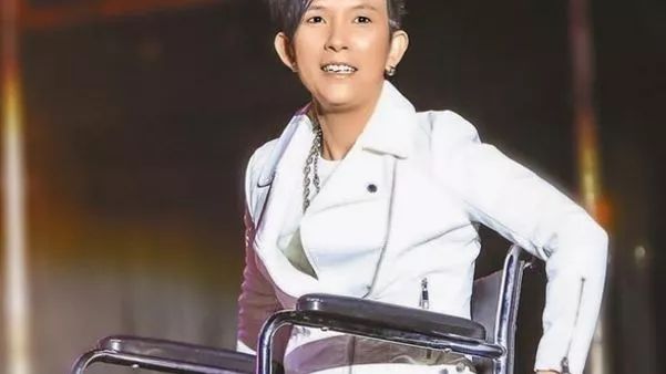 潘美辰轮椅上台演出 她究竟怎么啦?
