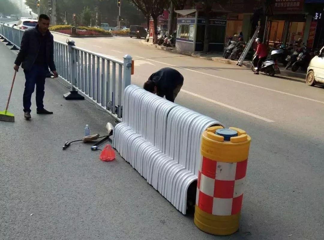 报告交警蜀黍!有人在护栏缺口装了这个东西不让车过!