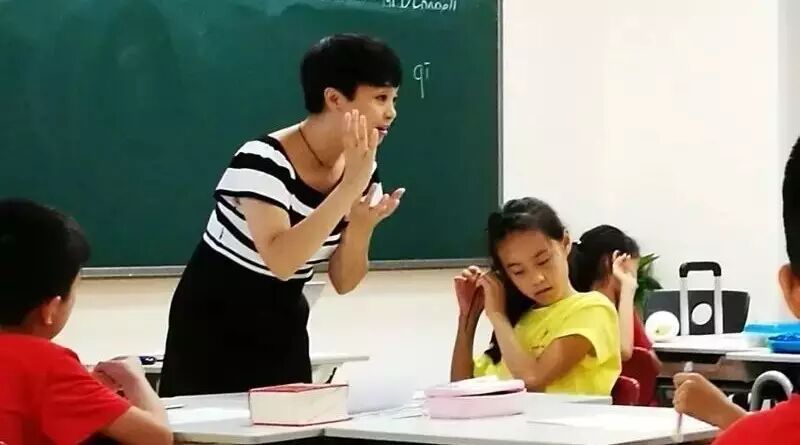 王君：播报可不可以说班上的不良现象？如果孩子播报方向不正确怎么办？