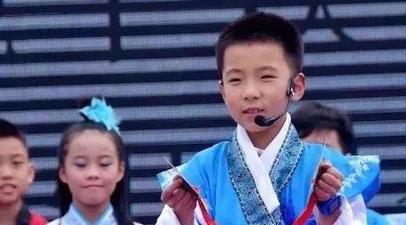 【清澜山学校阳光思维班每日播报点评】王君：第一句就拿班主任开涮的边边播报